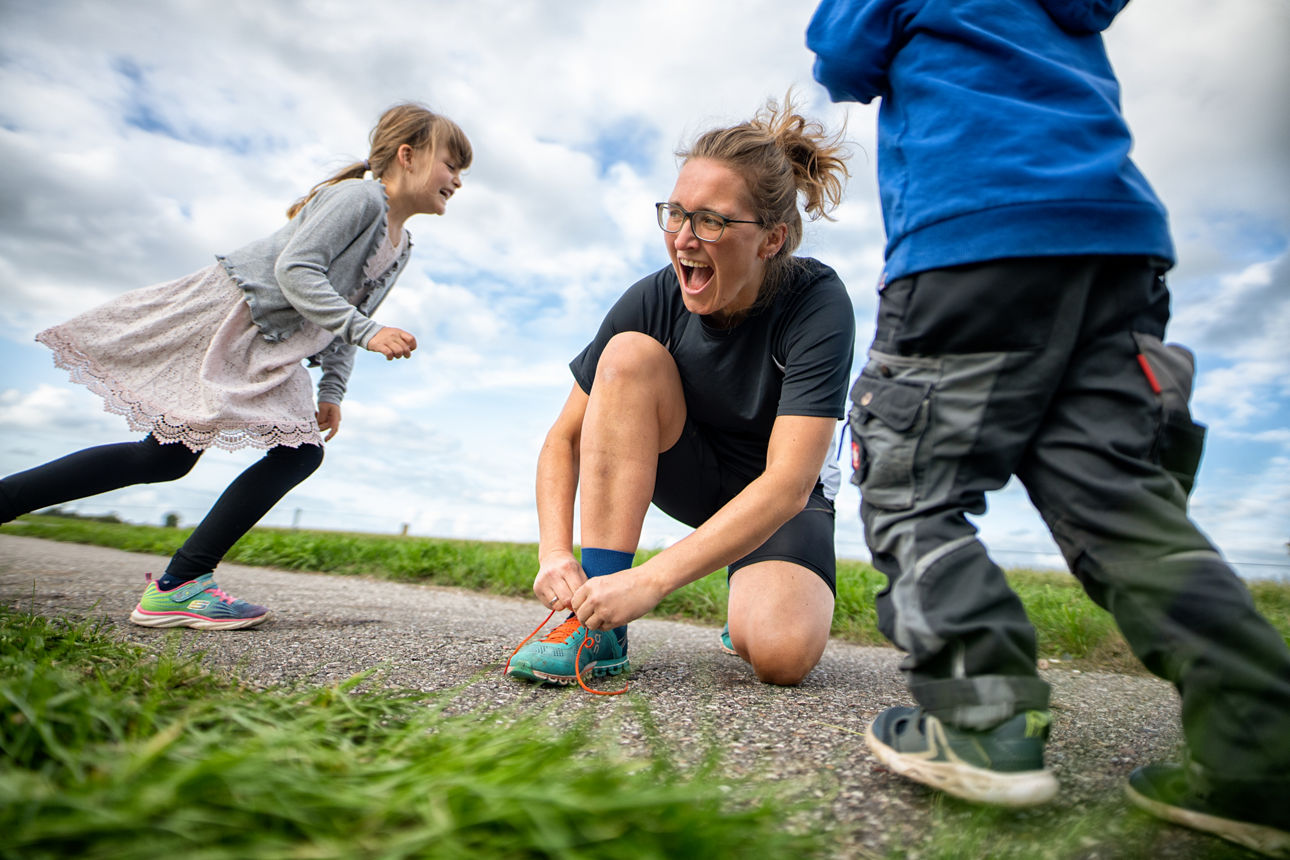 Joggerin kniet sich hin