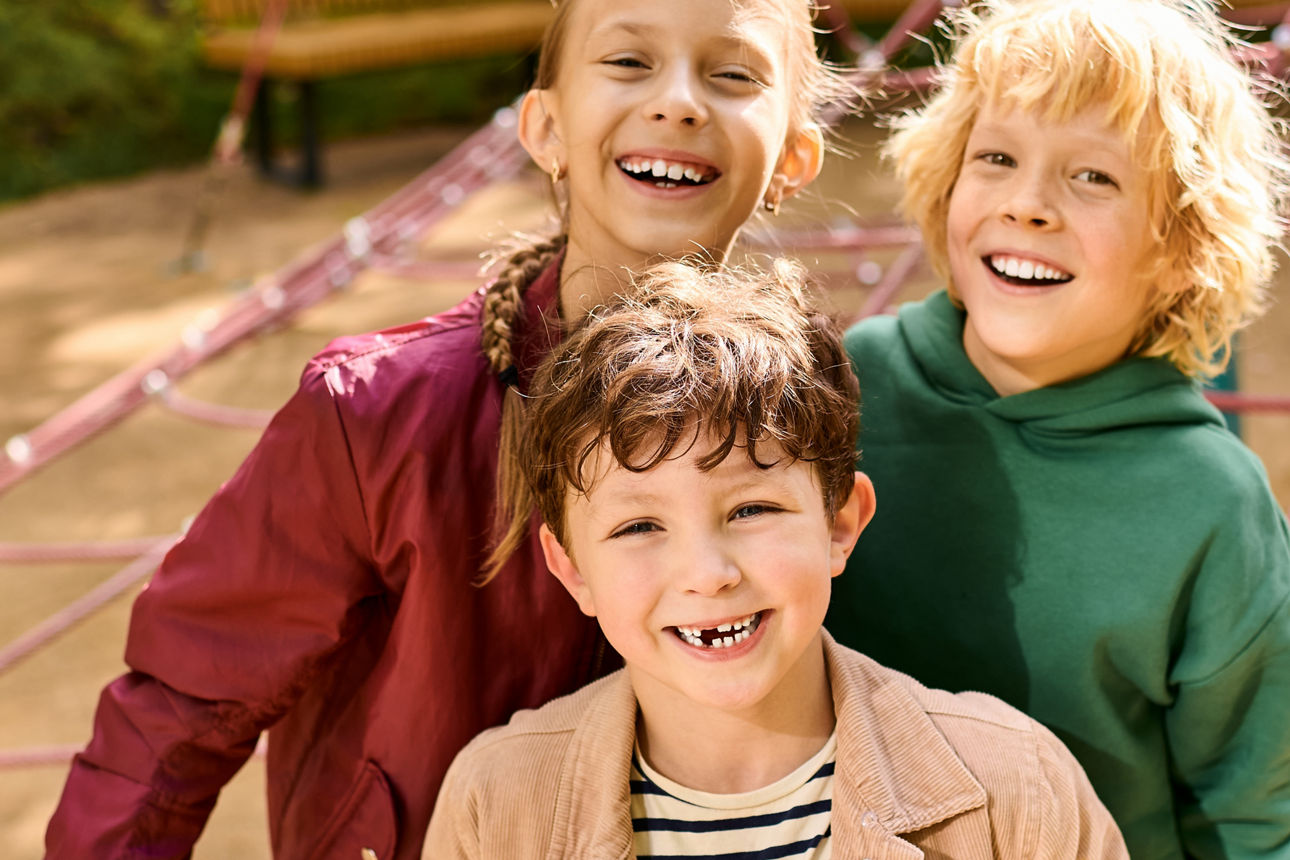 Drei lachende Kinder