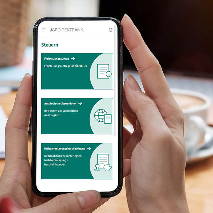 J&T Online-Banking App auf dem Smartphone in der Hand