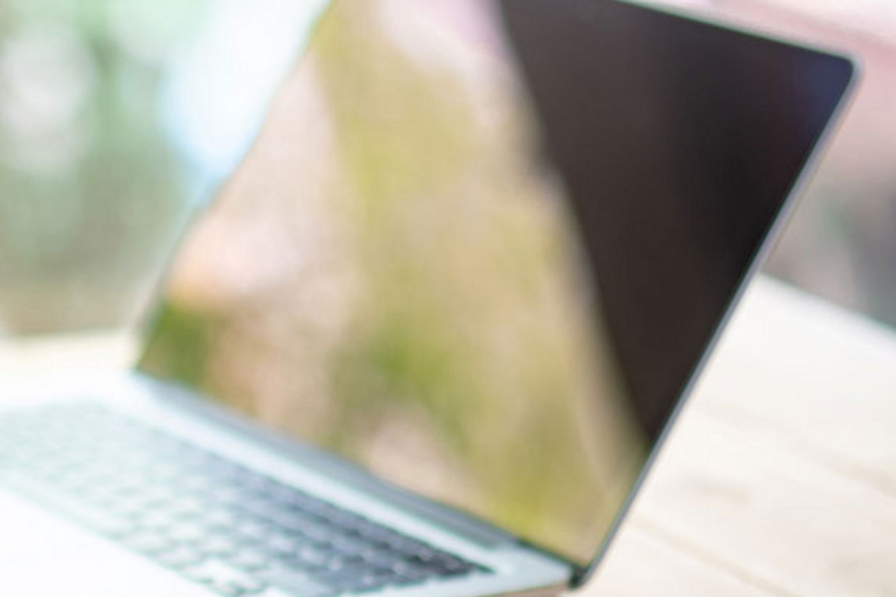 Person bedient ein Smartphone