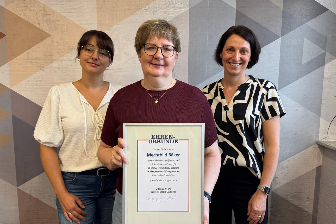 von links Betriebsratsmitglied Angéla Kerber, Jubilarin Mechthild Bäker mit Bereichsleiterin Claudia Böske 