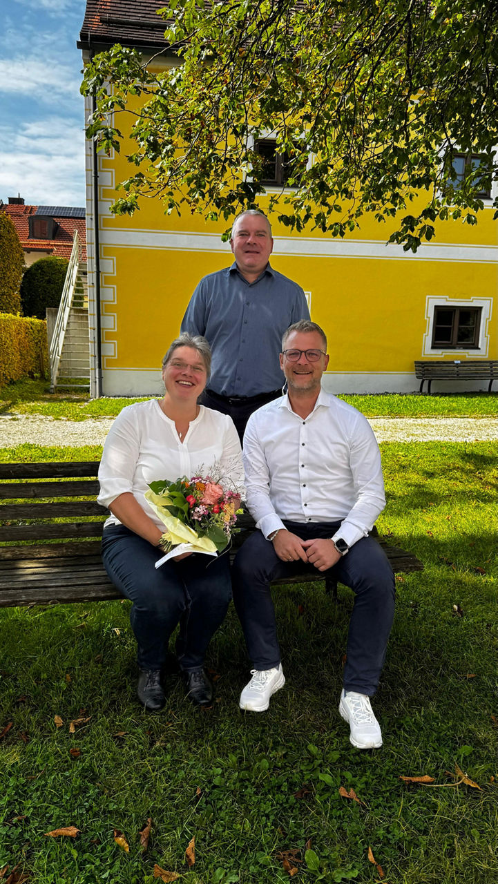 Gruppe langjähriger Mitarbeiter feiert außergewöhnliche Loyalität und Engagement 