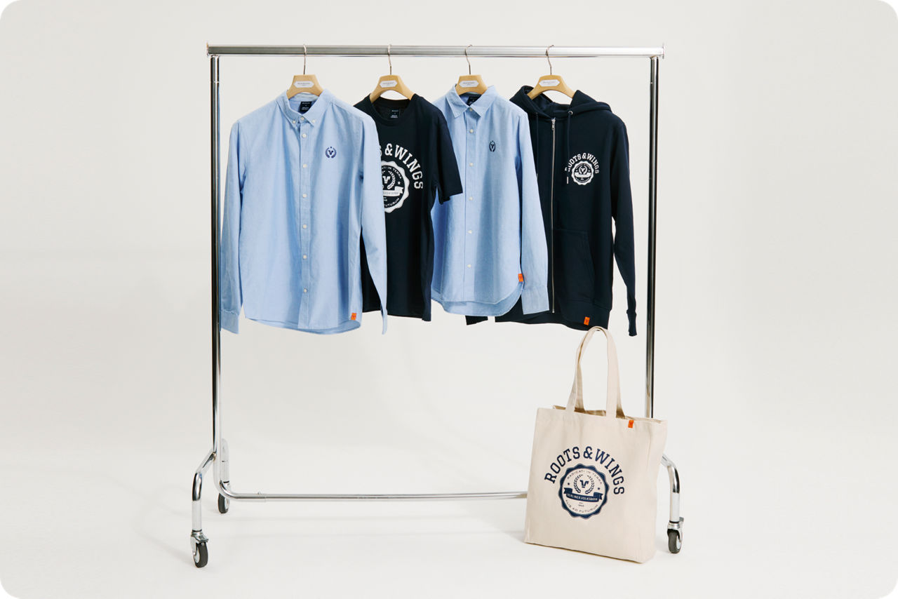 Jubiläums-Kollektion der Berliner Volksbank auf einer Kleiderstange