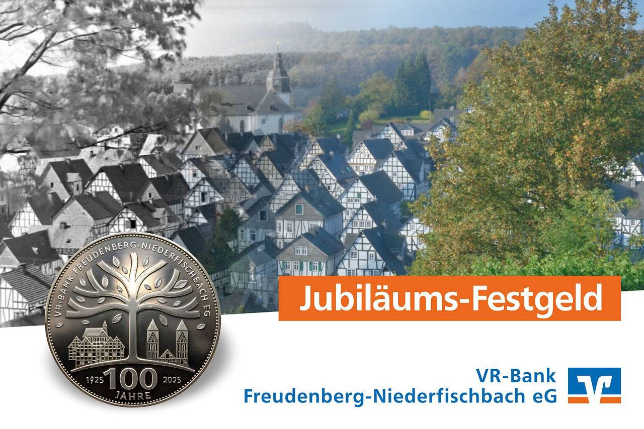 Fachwerkhäuser im Vordergrund eine Münze mit Aufdruck 100- Jahre - Jubiläums-Festgeld als Schriftzug