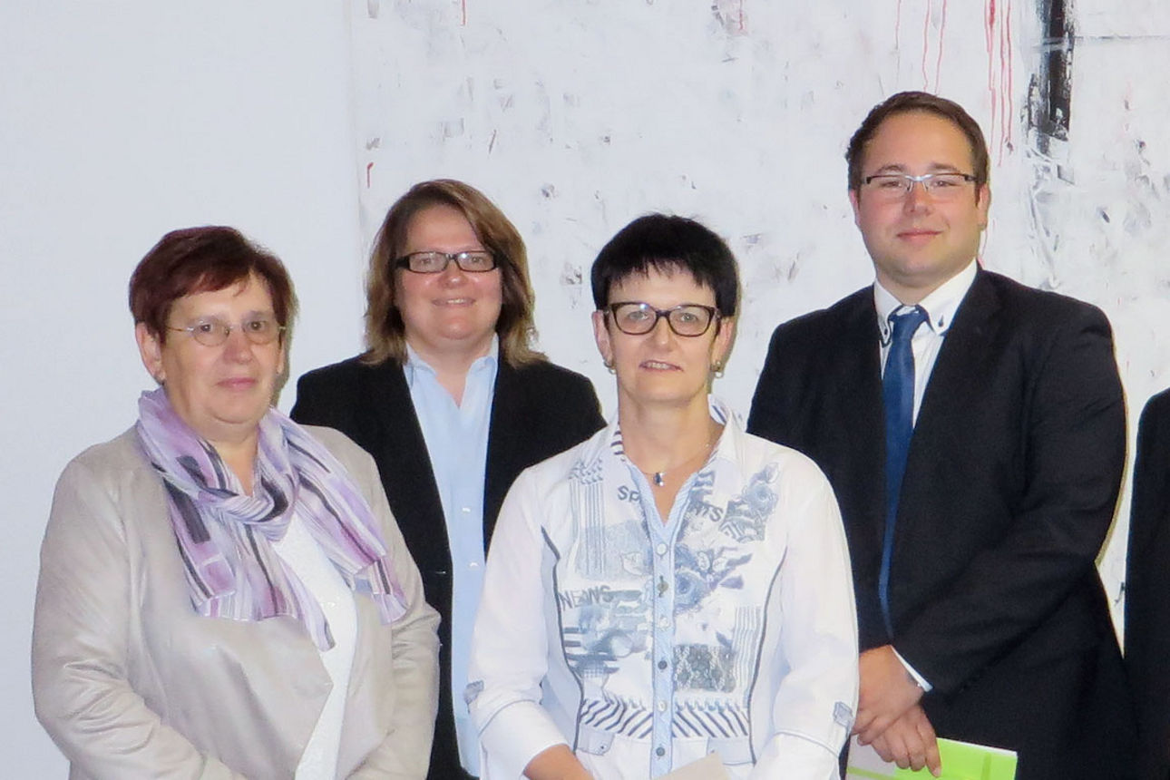 Bankvorstand Christian Schwab mit den Jubilaren 2020