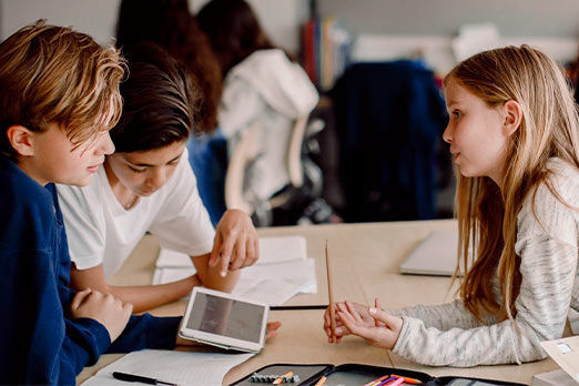 Kinder bei der Gruppenarbeit in einem Klassenraum