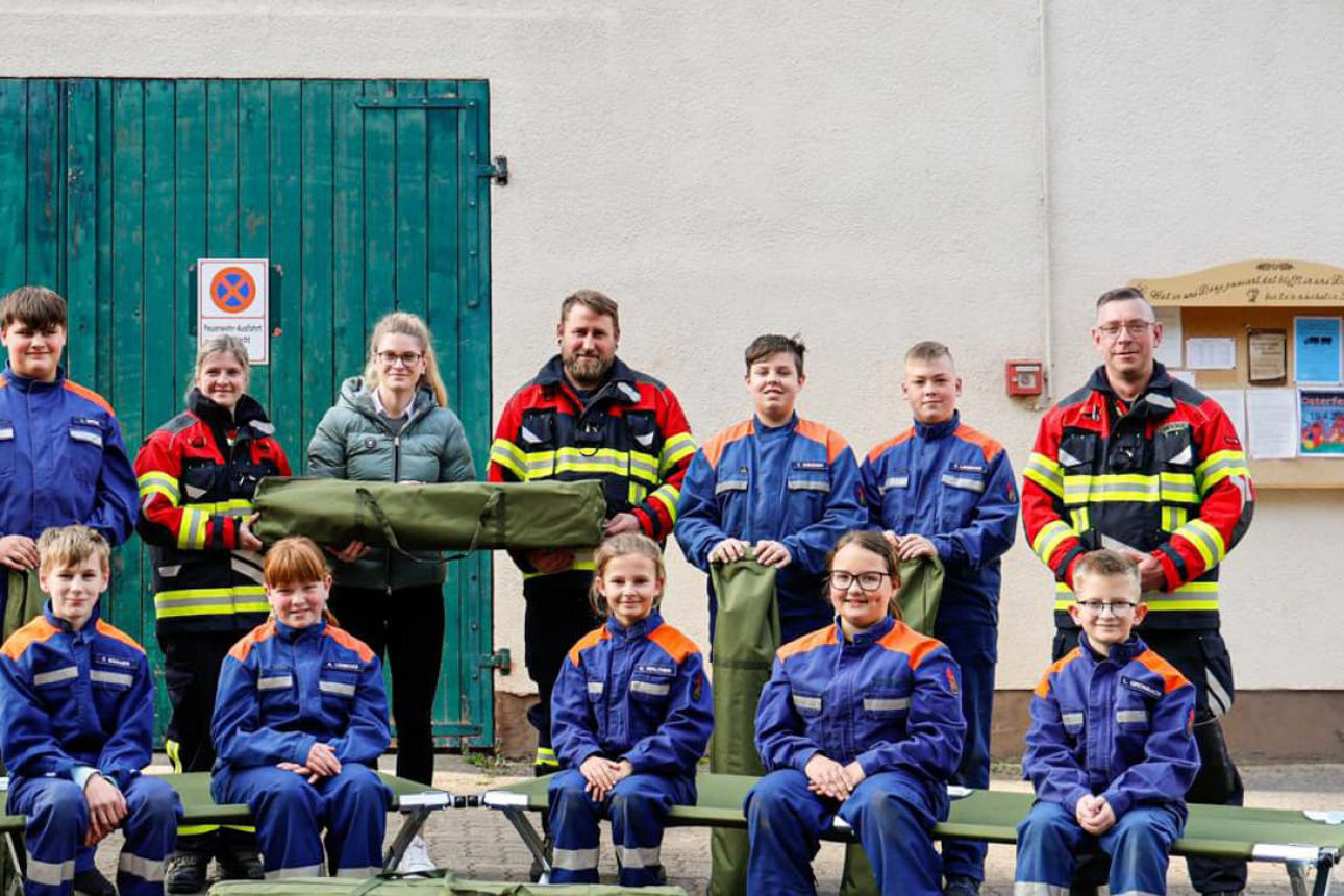 Feuerwehrmitglieder der Jugendfeuerwehr Tessin/Kuhlenfeld mit den neuen Feldbetten