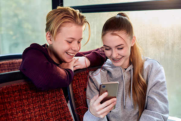 2 Jugendliche mit Smartphone