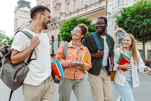 Freunde laufen nach der Schule gemeinsam nach Hause