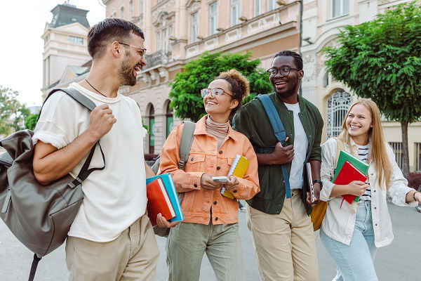 Freunde gehen nach der Schule gemeinsam nach Hause, lachen miteinander und freuen sich