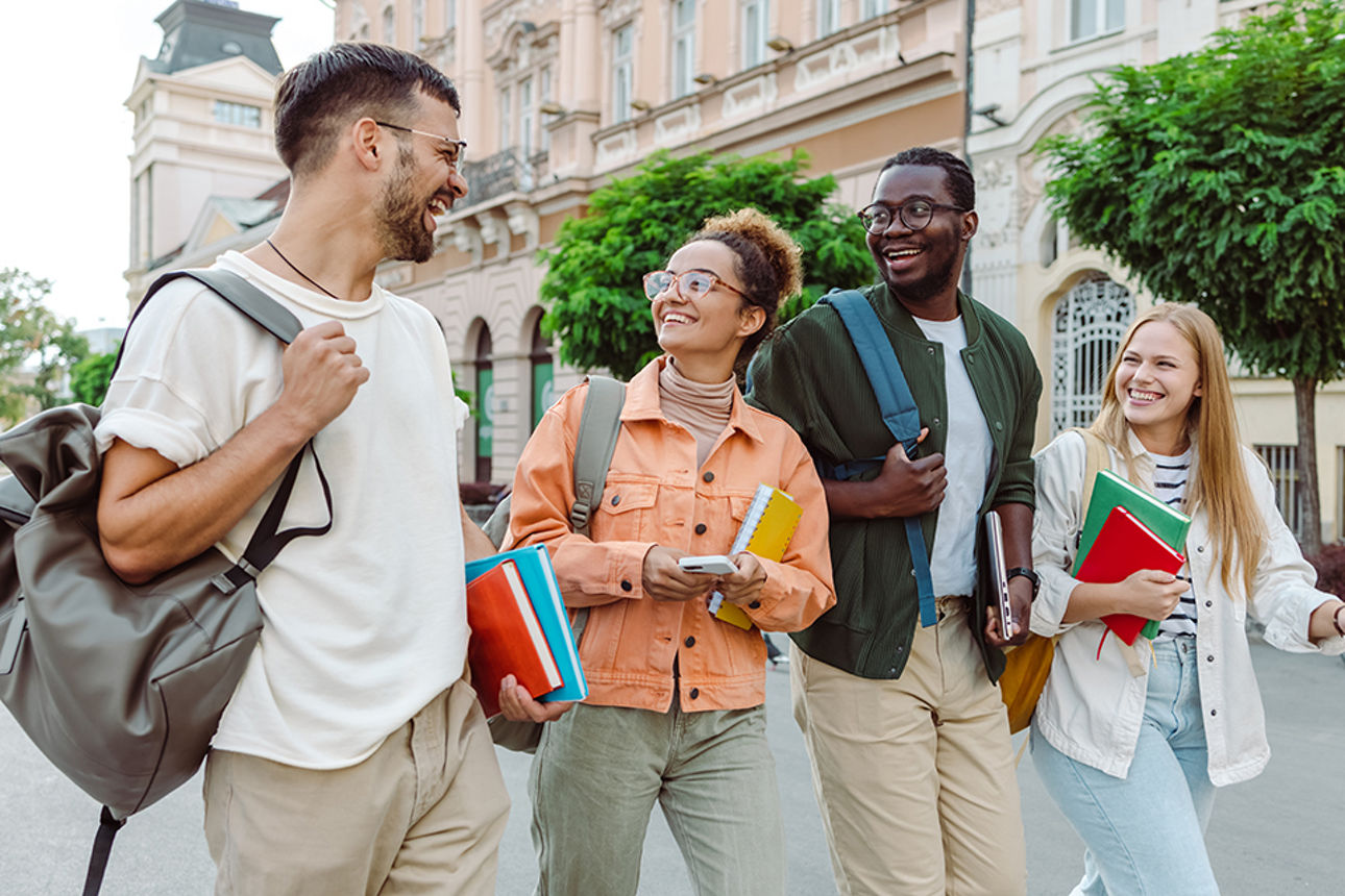 Freunde laufen gemeinsam nach der Schule nach Hause
