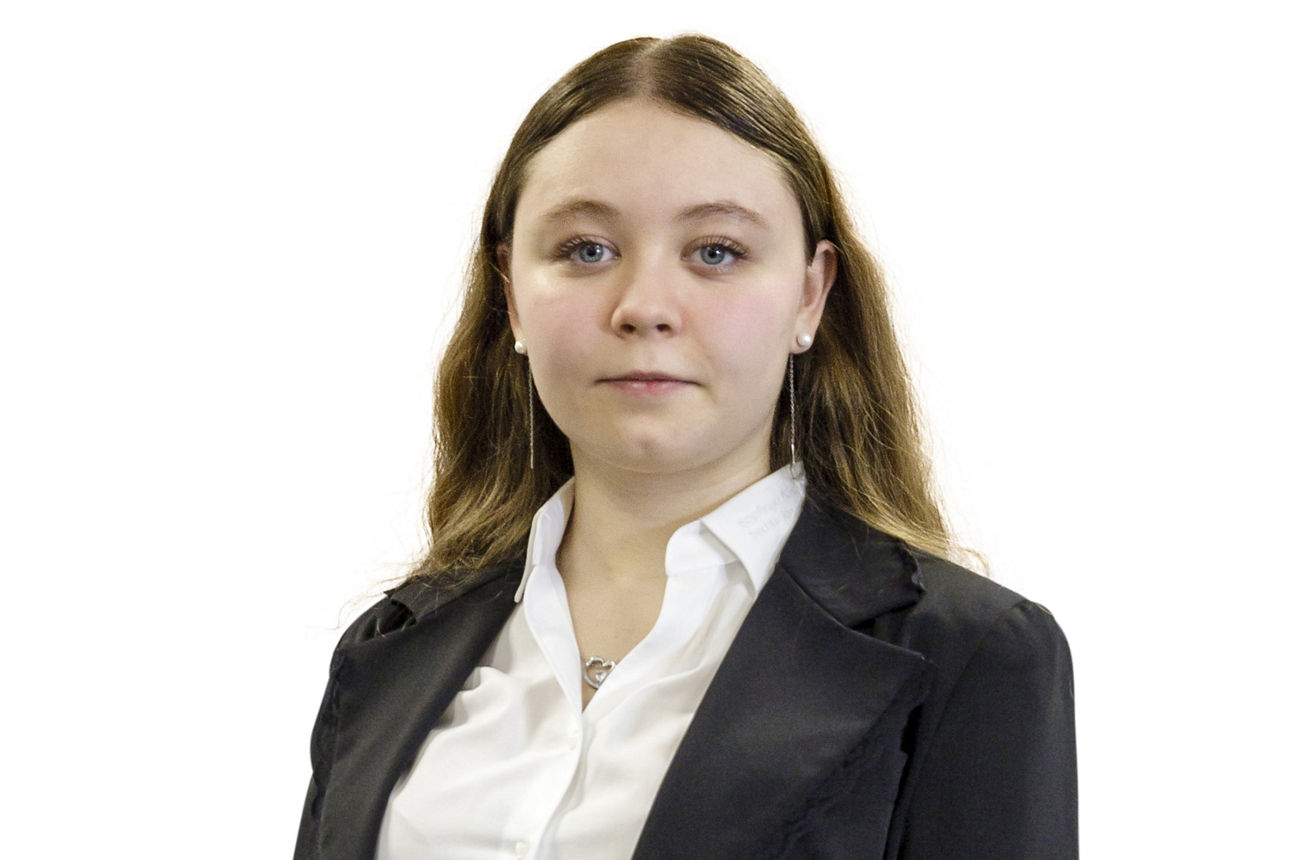 Portraitbild Frau Juliana Rapp, Mitarbeiterin der Bopfinger Bank Sechta-Ries eG mit schwarzem Jacket und weißer Bluse.