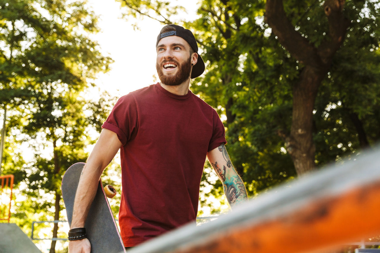 Junger Mann mit Skateboard