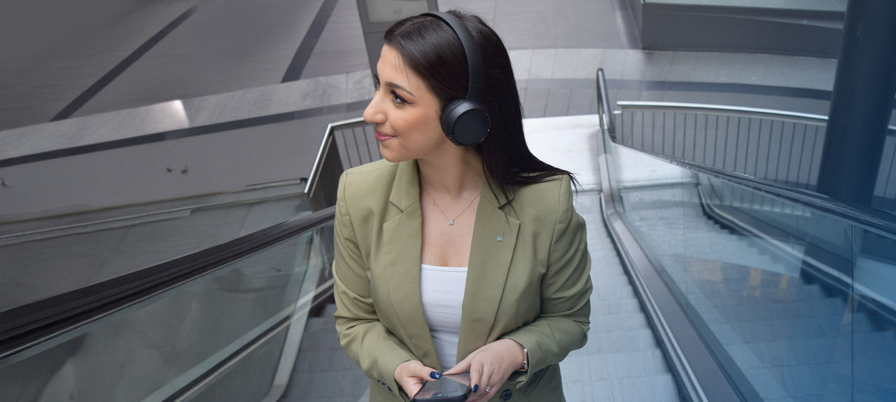 Junge Frau mit SMartphone