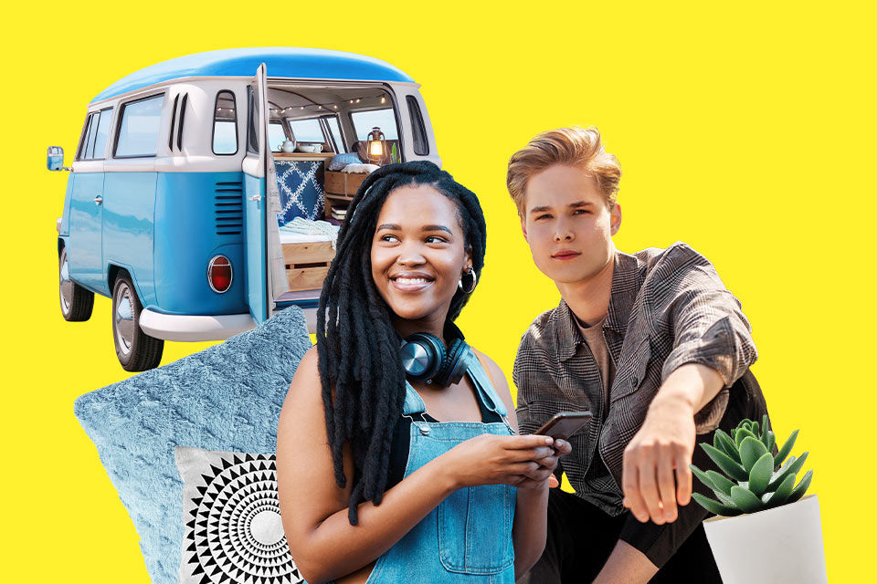 Eine junge Frau und ein junger Mann vor einem blauen VW-Bus, der als Wohnmobil eingerichtet ist