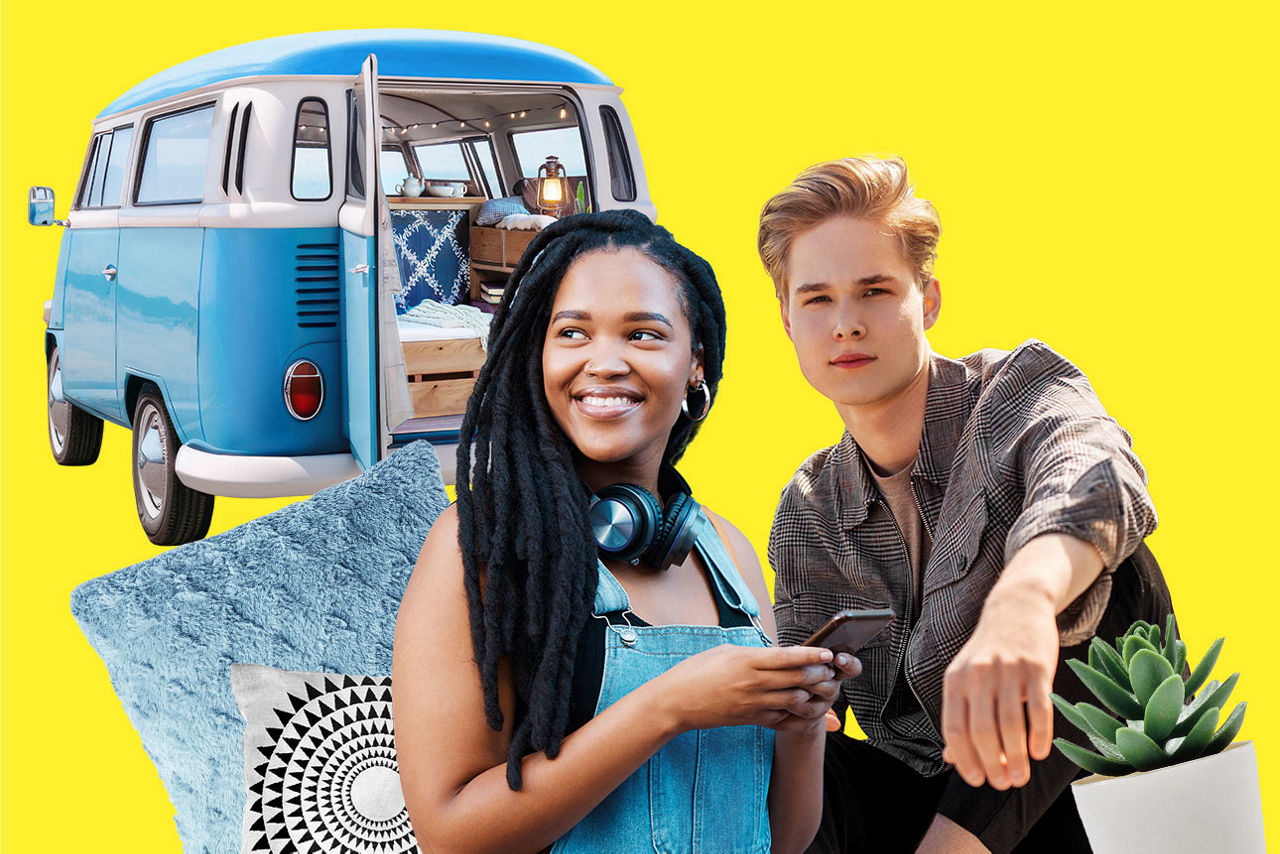 Eine junge Frau und ein junger Mann vor einem blauen VW-Bus, der als Wohnmobil eingerichtet ist