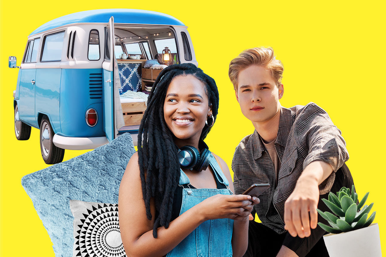 Eine junge Frau und ein junger Mann vor einem blauen VW-Bus, der als Wohnmobil eingerichtet ist