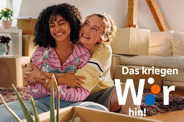 Zwei Jugendliche im Bus schaune auf ein Smartphone