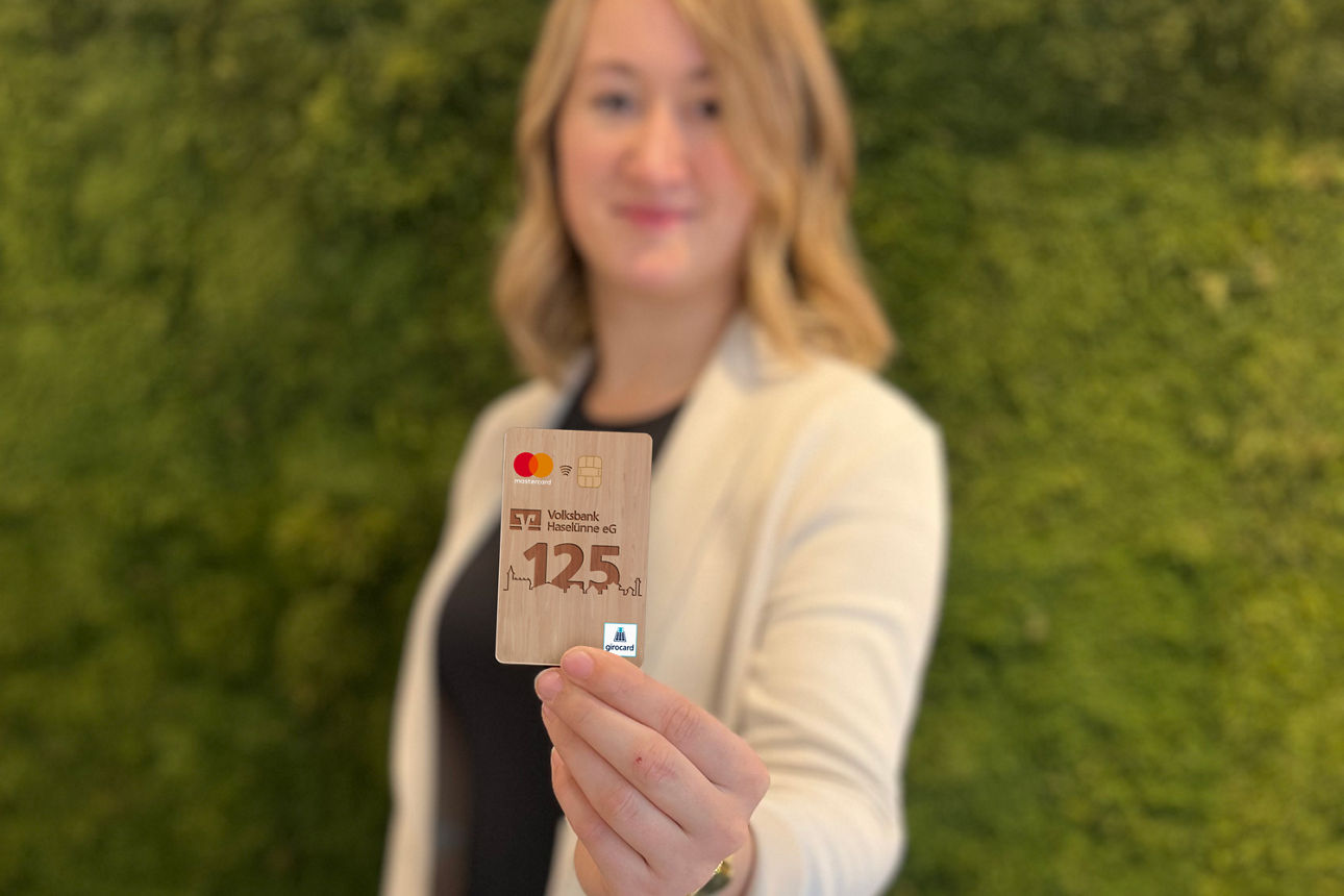 Junge Frau mit Holzkarte vor einem grünen Hintergrund