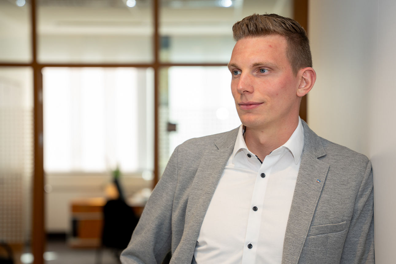 Ein junger Mann lehnt an der Wand