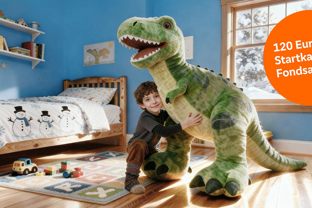    Kind mit großem Dino-Plüschtier im Kinderzimmer