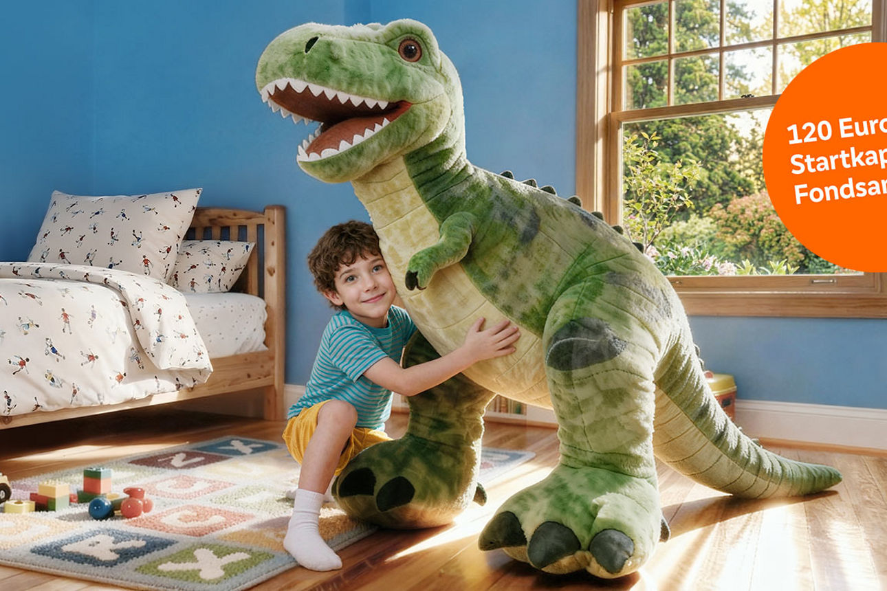 Ein kleiner Junge kniet in seinem Zimmer auf dem Teppich und umarmt einen großen Plüsch-Dinosaurier