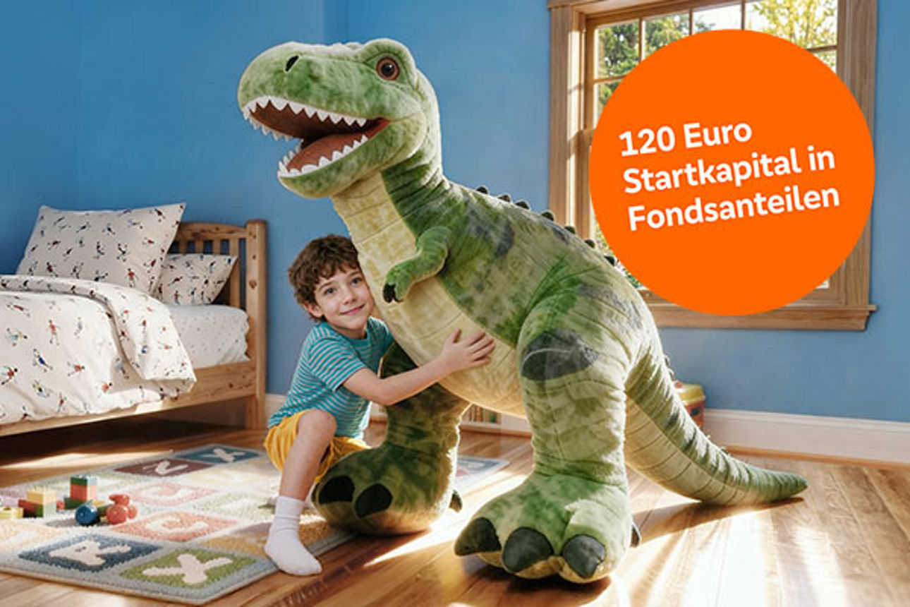 Kind mit gorßem Blüschdinosaurier 