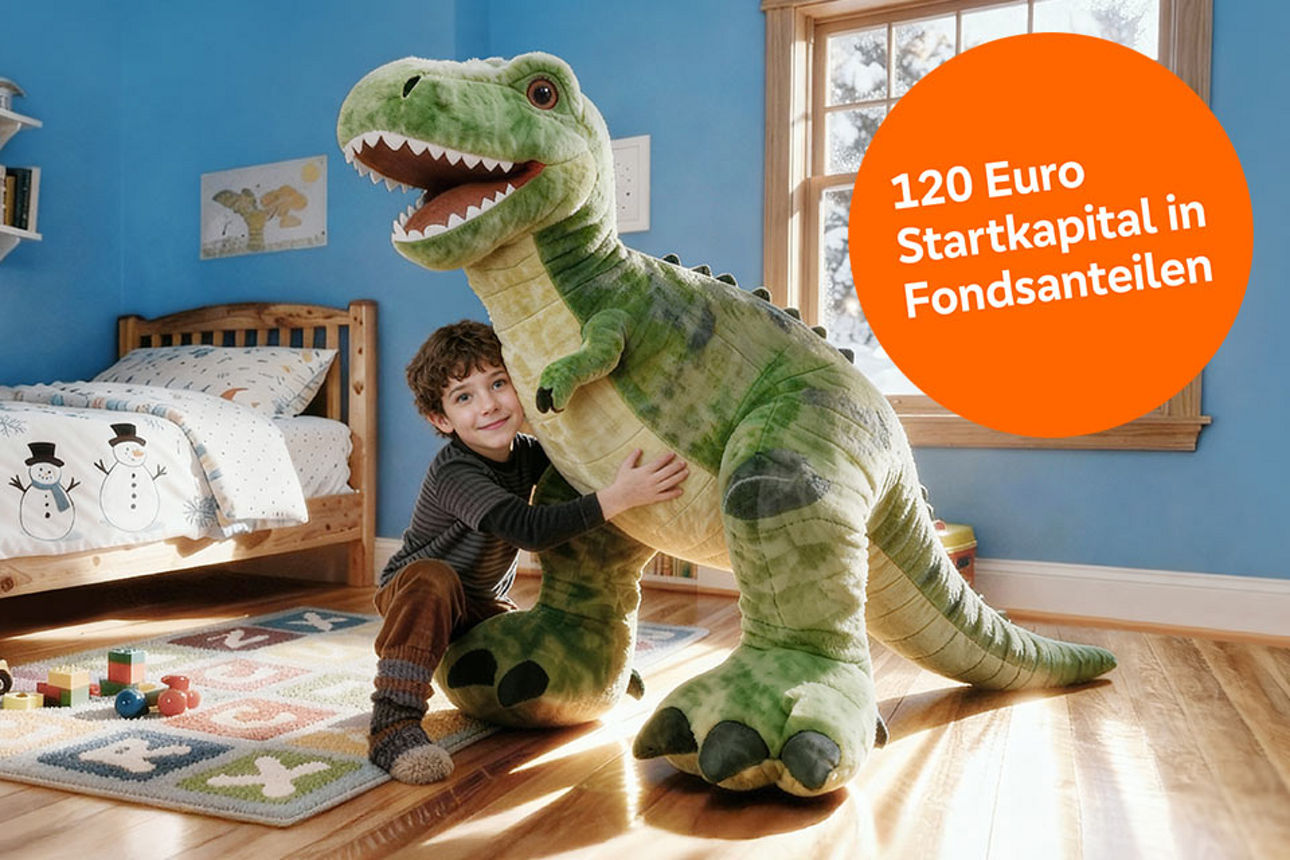 Junge mit großem Dino im Kinderzimmer