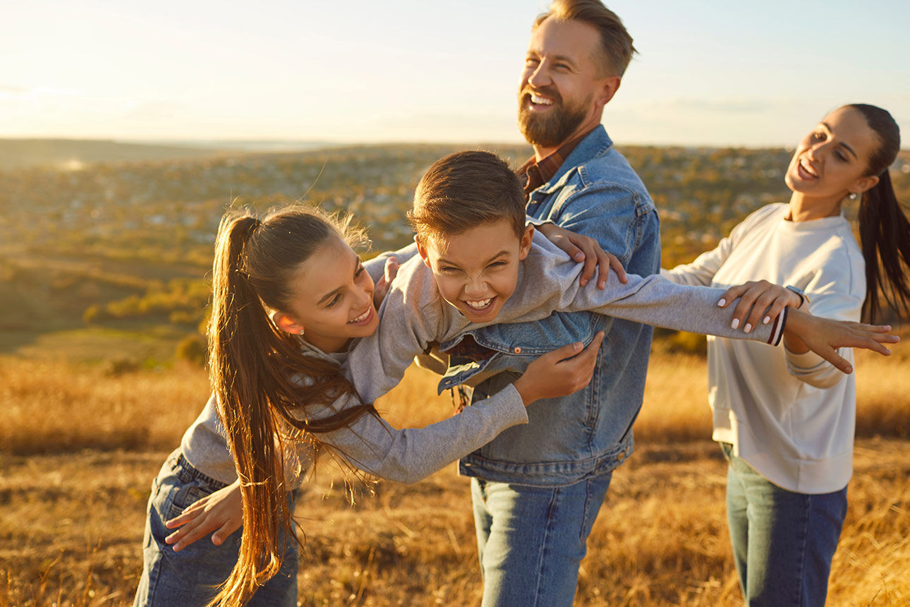 glückliche Familie in der Natur