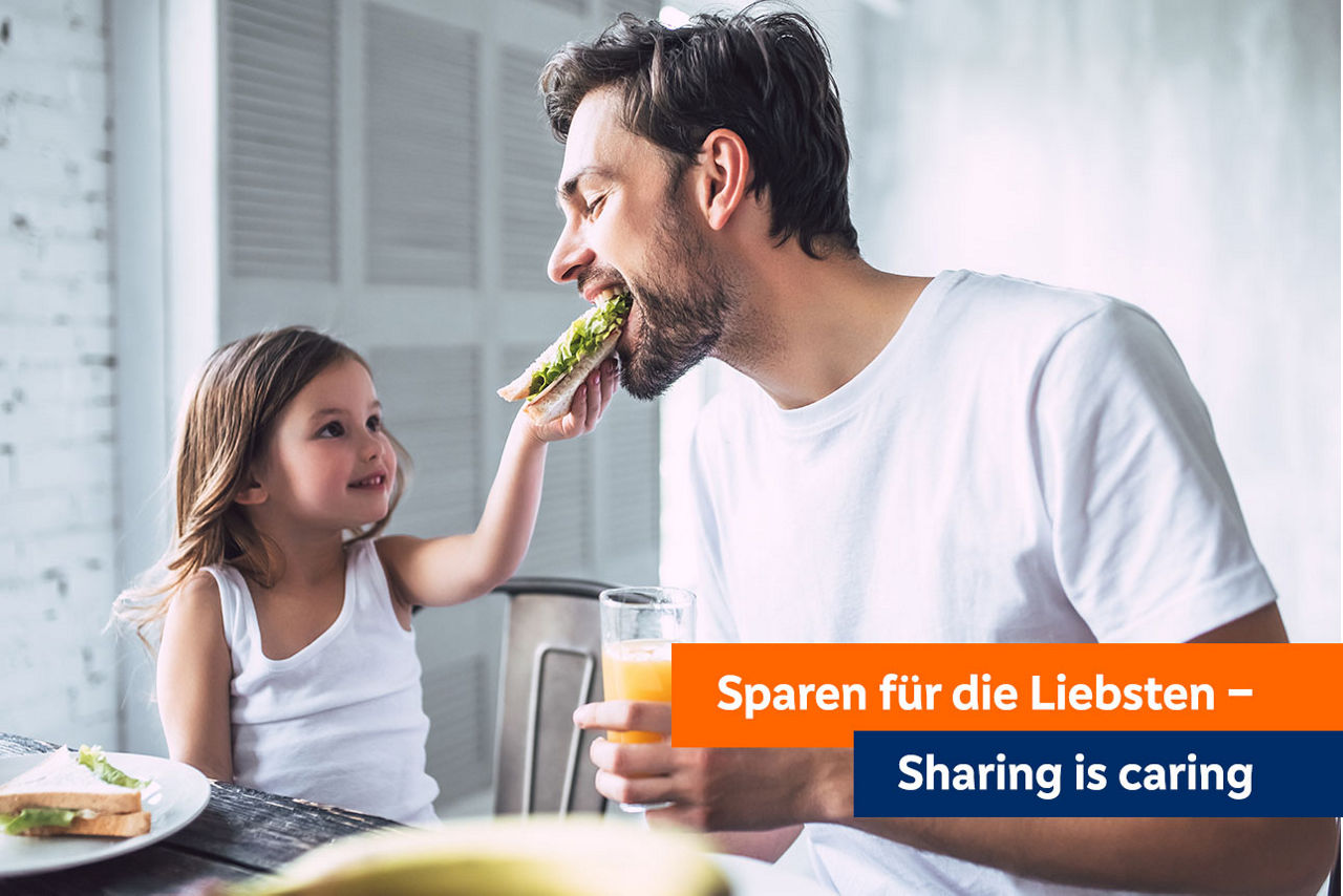Tochter teilt mit Ihrem Vater ihr Sandwhich