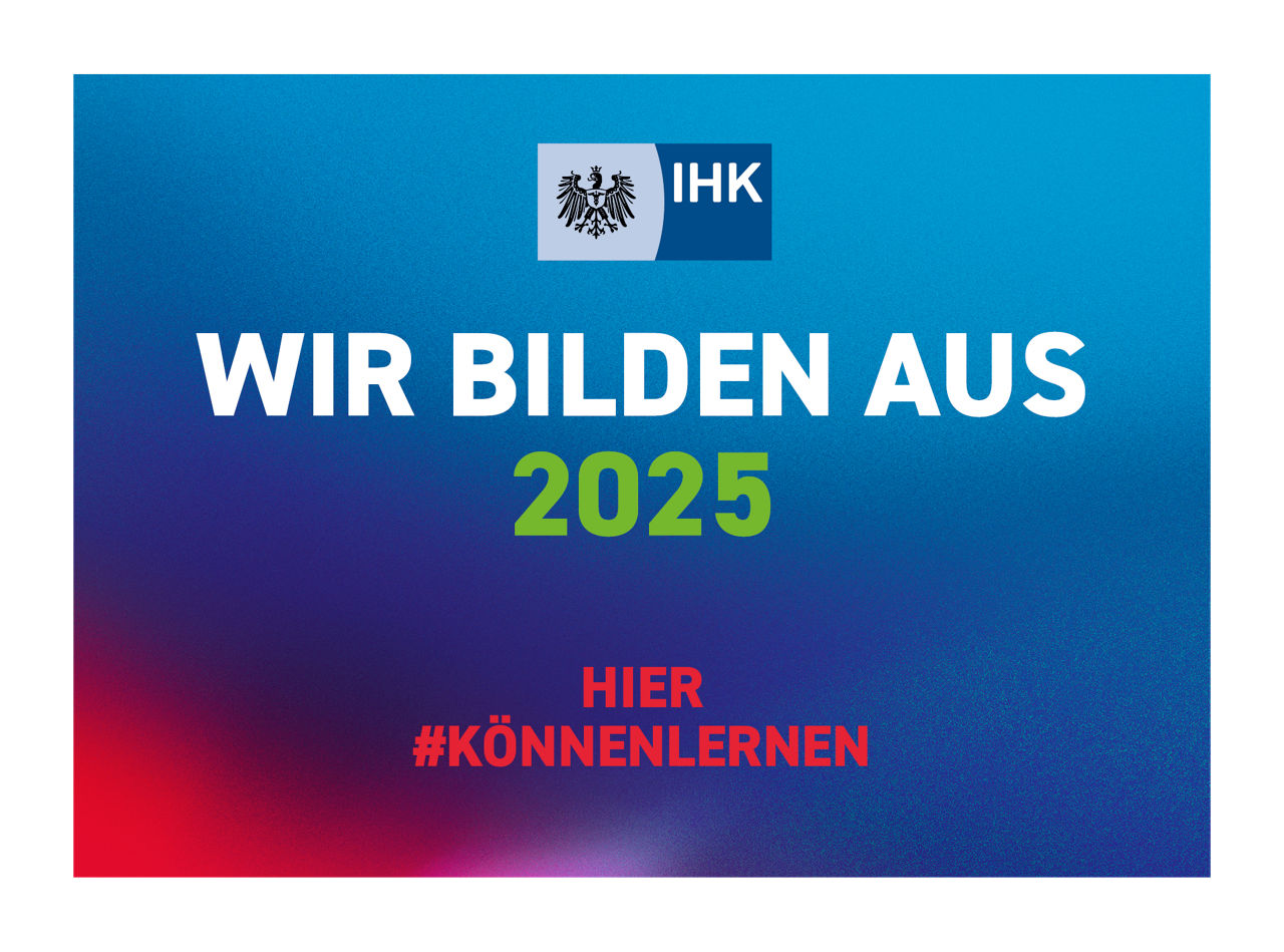 Blau-roter Hintergrund mit IHK Logo und dem Disclaimer "Wir bilden aus 2025"