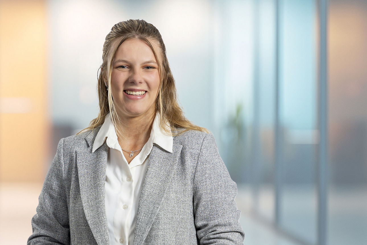 Melissa Kaese, Auszubildende bei der Volksbank Bochum Witten eG lächelt in die Kamera