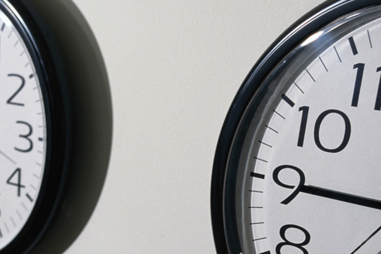 Wand mit Uhren und verschiedenen Zeitzonen