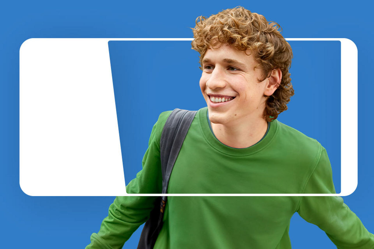 Junge im grünen Pullover