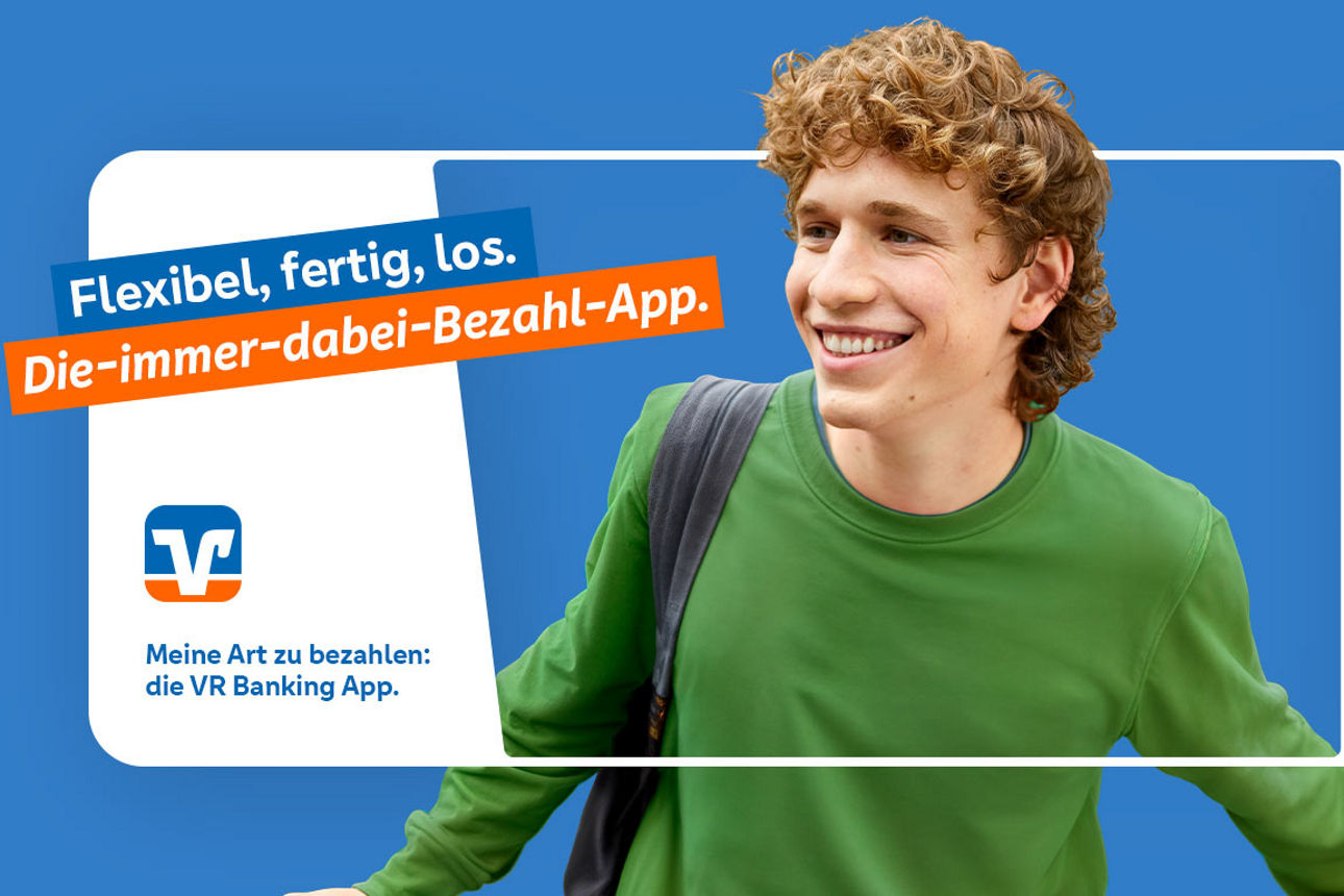 Junge mit grünem Pullover hält ein Fahrrad vor blauem Hintergrund mit Werbetext für die VR Banking App