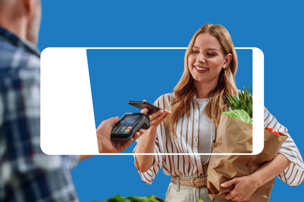 Junge Frau bezahlt ihren Einkauf bequem mit der VR-Banking App