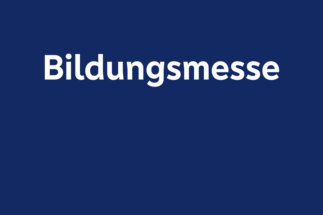 Ein dunkelblauer Hintergrund mit dem Text „Bildungsmesse“.