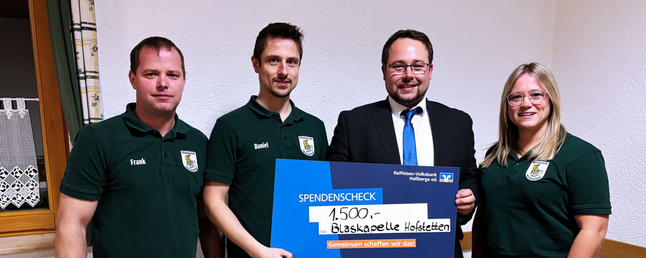Bernd Schmitt, Filialleiter in Haßfurt, übergibt einen Spendenscheck über 1.500 Euro an die Blaskapelle Hofstetten