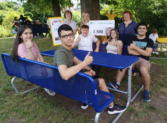 Schüler sitzen auf der neuen Tisch-Sitzkombination der Kapellen-Mittelschule Augsburg.