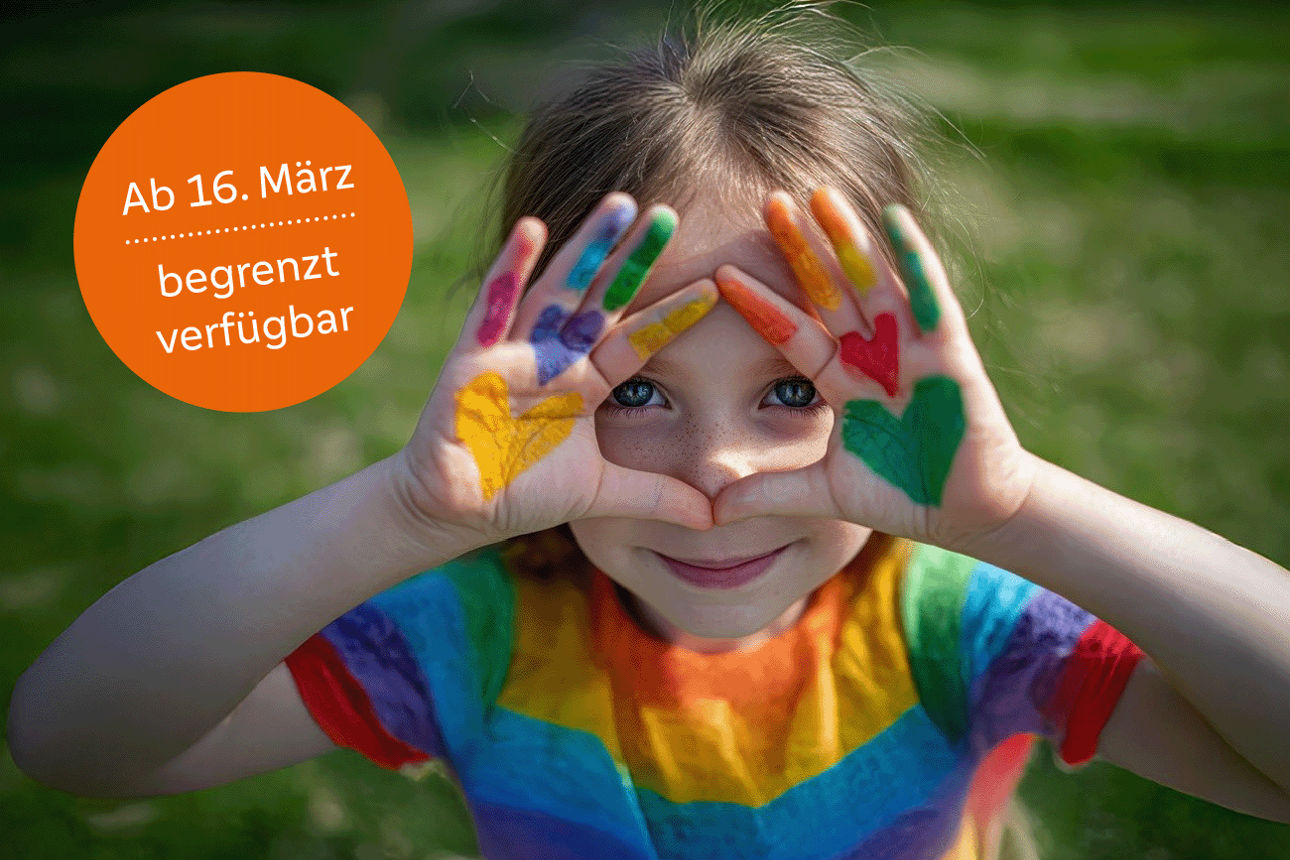 Kind mit buntem T-Shirt hält Hände mit gelber, roter und grüner Farbe vor sich - Hinweis: Verfügbar ab 16. März