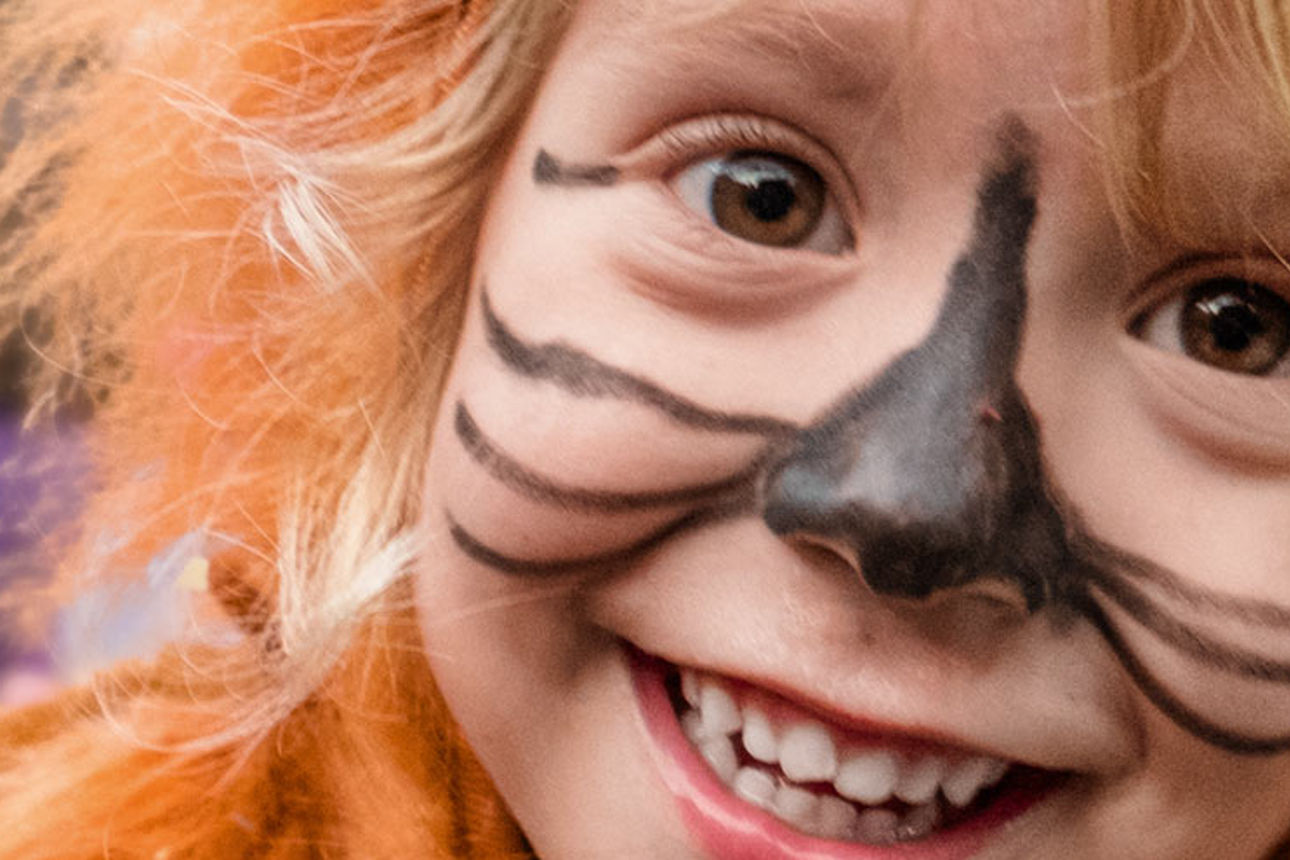 Kleines Kind als Löwe verkleidet