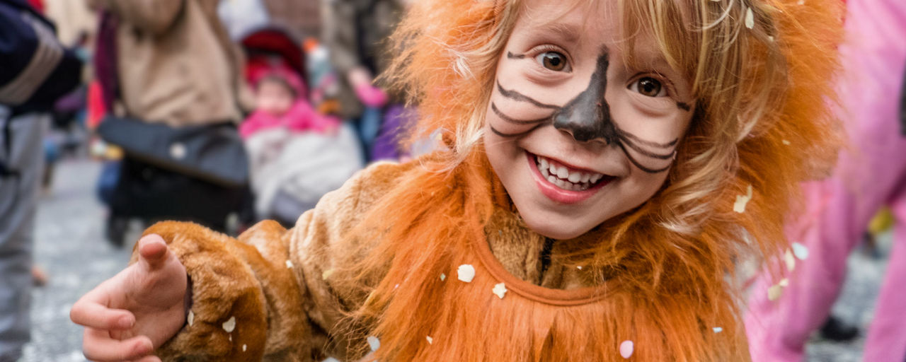 Ein verkleidetes Kind lächelt in die Kamera