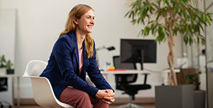 Frau sitzt auf einem Stuhl in einem Büro