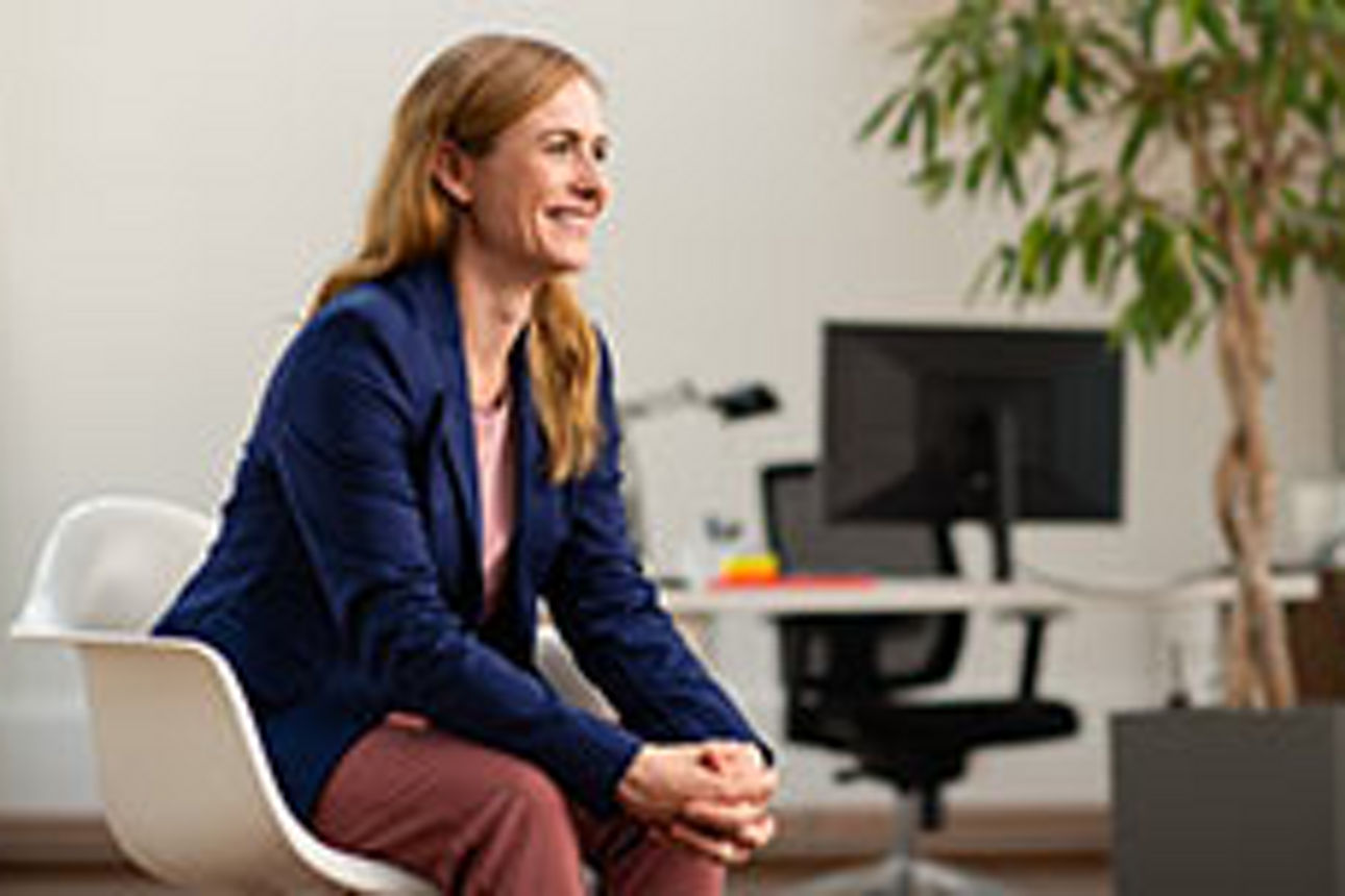 Frau sitzt auf einen Bürostuh