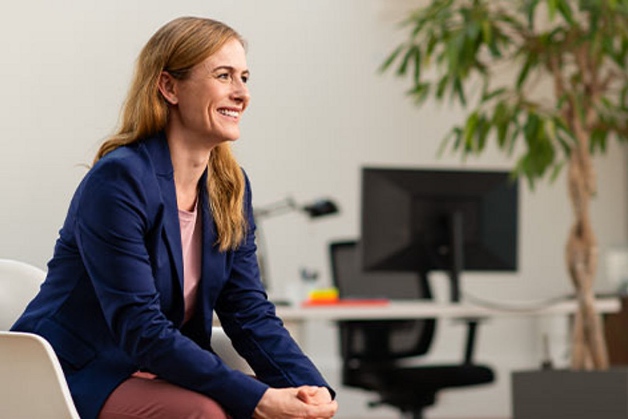 Lächelnde Frau in Büroumgebung
