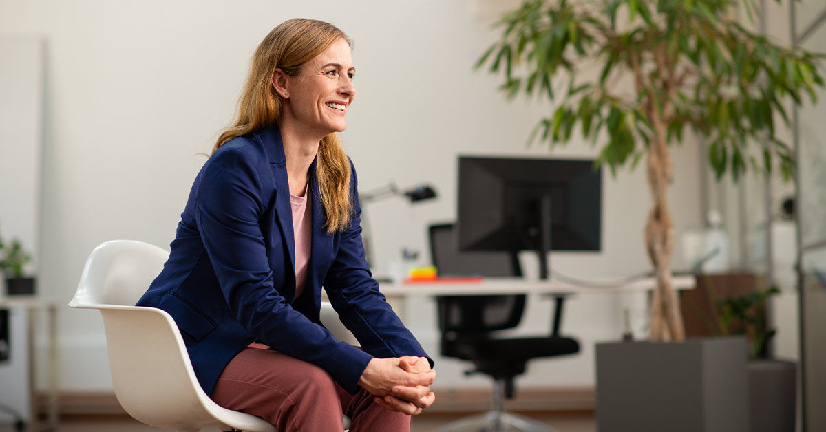 Frau sitzt im Büro 