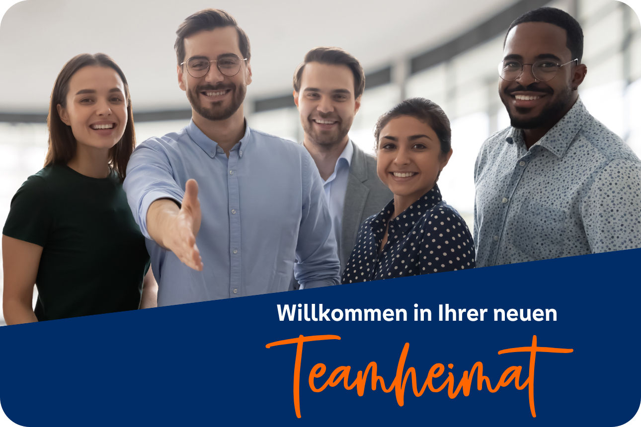 Fünf Personen stehen im Büro und reichen zur Begrüßung die Hand, daneben Text: „Willkommen in Ihrer neuen Teamheimat“