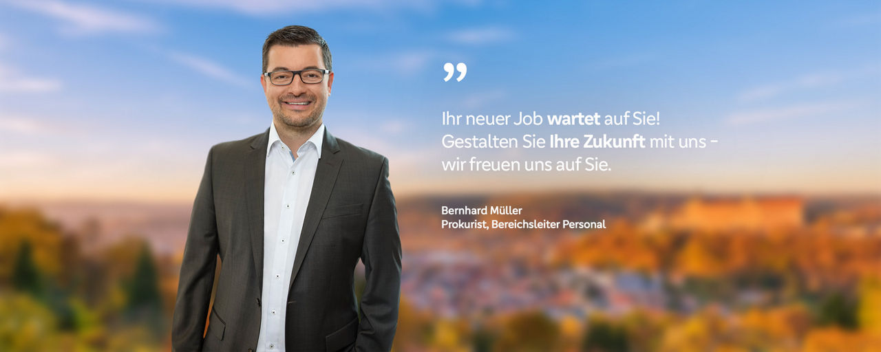 Mann steht vor Landschaft