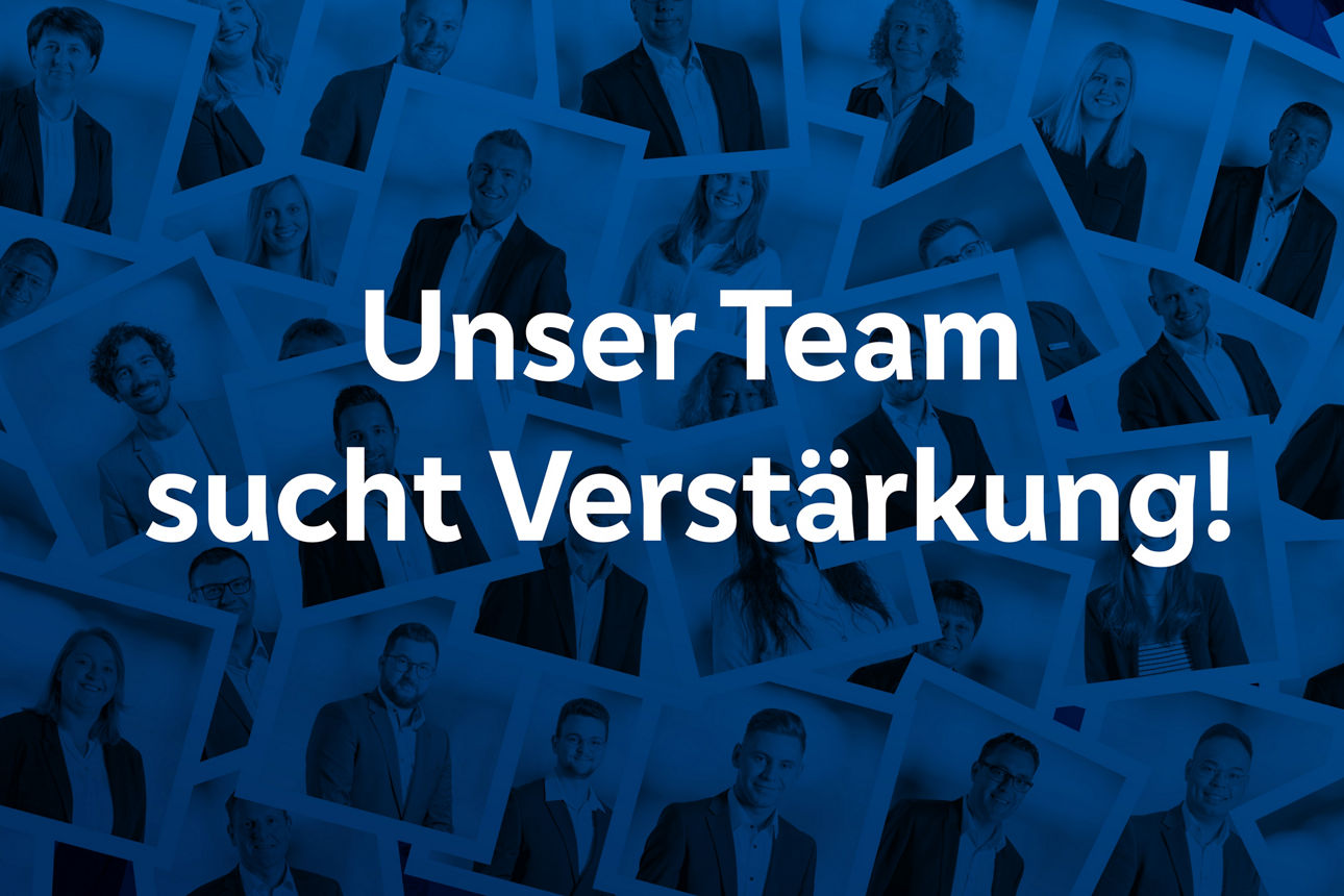 Mitarbeiter sitzen zusammen an einem Tisch und tauschen sich aus