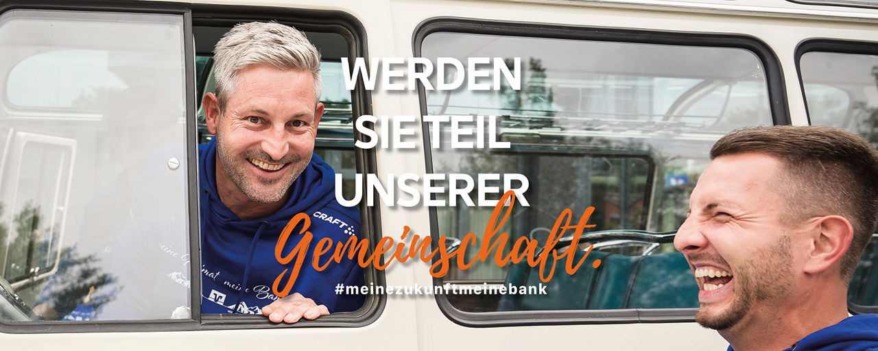 Zwei Männer lachen sich vom Auto aus an
